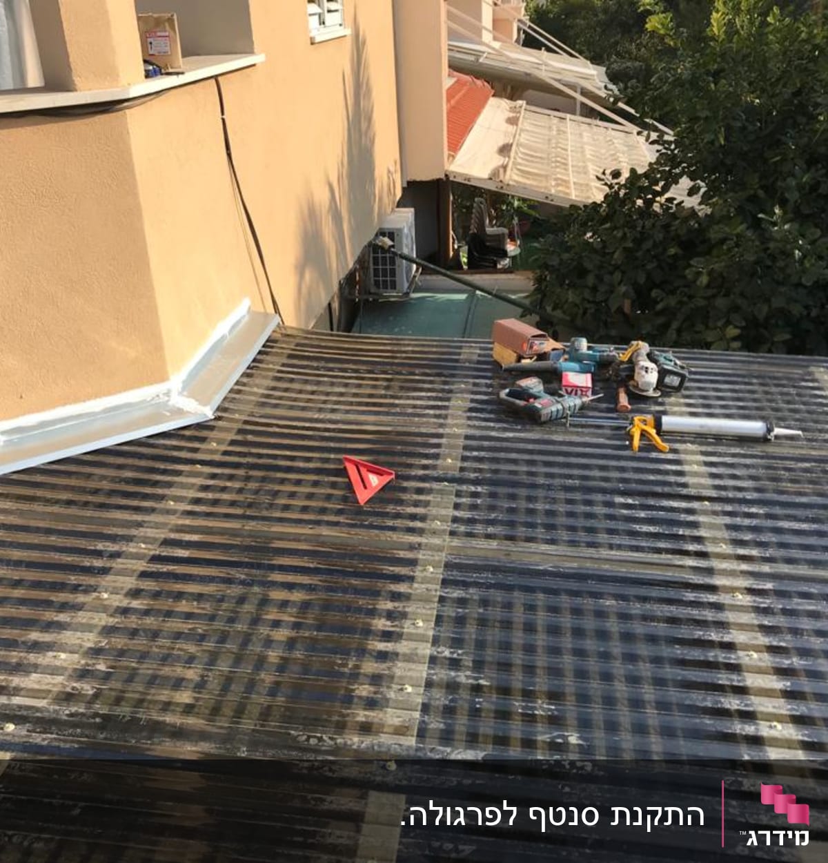 כלים וחומרים על גג פלסטיק שקוף